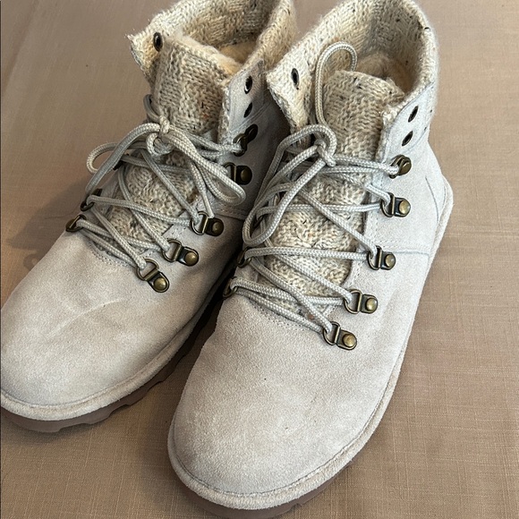 NWOT BearPaw Cream Suede Boots - Picture 1 of 6